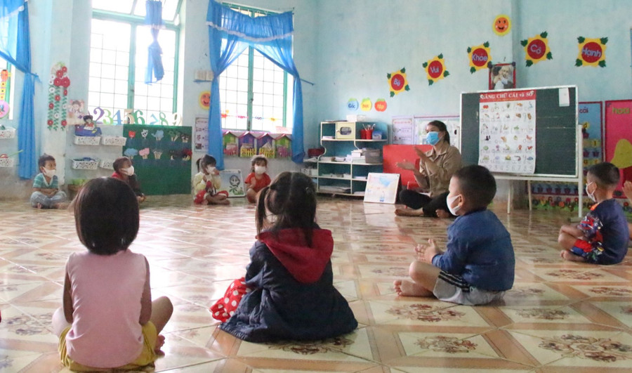 Cô Y Mảnh giảng dạy cho trẻ mầm non vùng khó của xã Mường Hoong. Ảnh: Nguyễn Dung