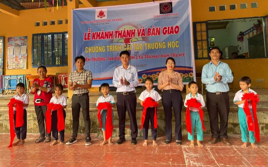 Niềm vui của học sinh điểm trường Tăk Râu (thôn 2, xã Trà Nam, Nam Trà My) trong ngày làm lễ bàn giao công trình cải tạo trường học từ nguồn xã hội hóa. Ảnh: NVCC