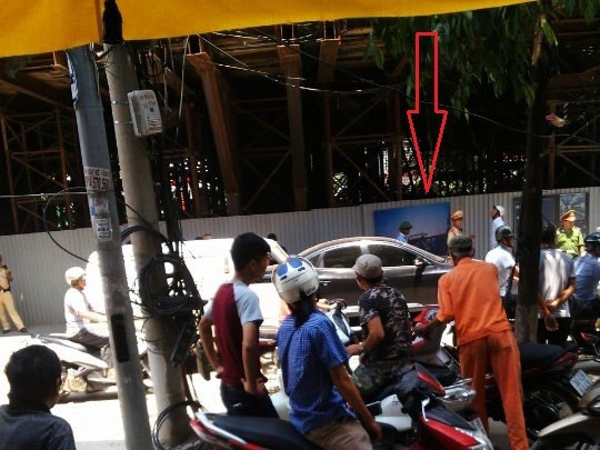 Thanh sắt rơi từ trên cao trúng xế hộp. Ảnh: Nguyễn Đức Thanh sắt rơi trúng xế hộp ở dự án đường sắt trên cao