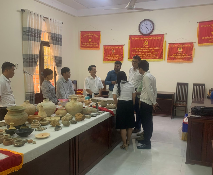 Đoàn Khảo sát khảo cổ Ấn Độ trao đổi chuyển môn cùng BQL Khu di tích. Đoàn Khảo sát khảo cổ Ấn Độ trao đổi chuyển môn cùng BQL Khu di tích.
