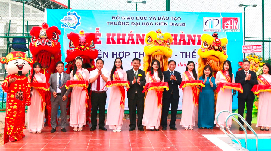 Đại diện Đảng ủy, Ban Giám hiệu Trường ĐH Kiên Giang cắt băng khánh thành công trình khu liên hợp thể dục thể thao.
