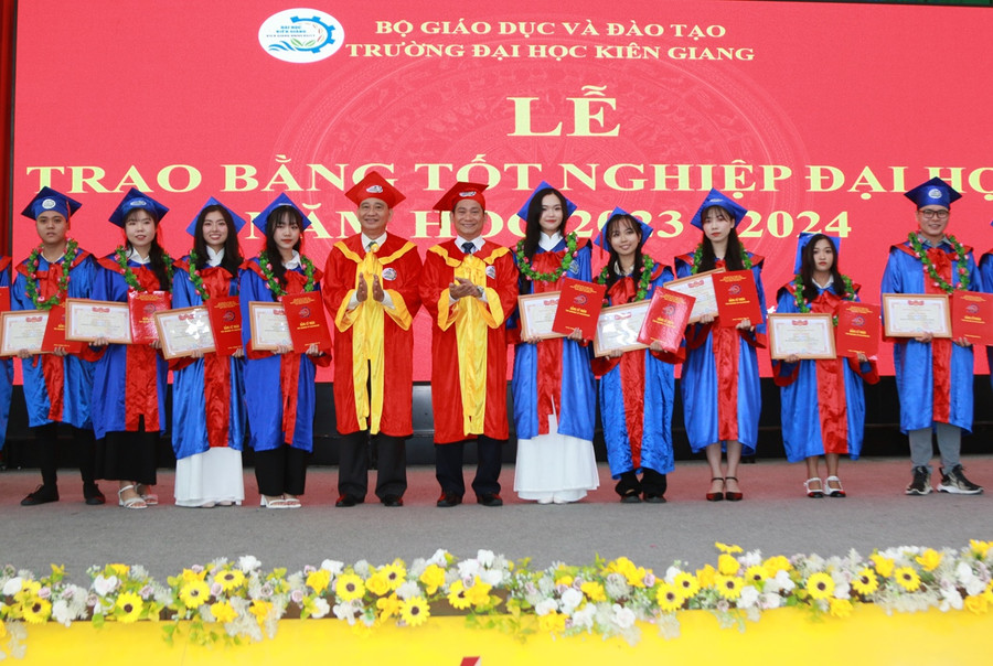 Lãnh đạo Trường ĐH Kiên Giang trao bằng tốt nghiệp cho tân cử nhân, kỹ sư.