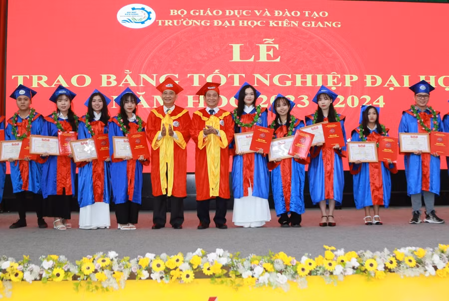 Lãnh đạo Trường ĐH Kiên Giang trao bằng tốt nghiệp cho tân cử nhân, kỹ sư. Lãnh đạo Trường ĐH Kiên Giang trao bằng tốt nghiệp cho tân cử nhân, kỹ sư.