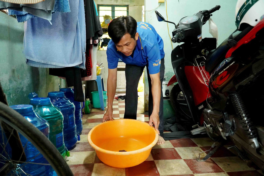Mái tôn hỏng nặng, mỗi khi trời mưa thầy Nguyễn Phi Hổ dùng chậu hứng nước. Mái tôn hỏng nặng, mỗi khi trời mưa thầy Nguyễn Phi Hổ dùng chậu hứng nước.