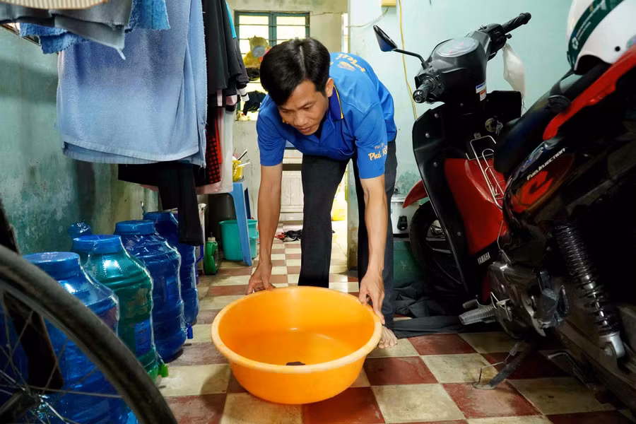 Mái tôn hỏng nặng, mỗi khi trời mưa thầy Nguyễn Phi Hổ dùng chậu hứng nước.