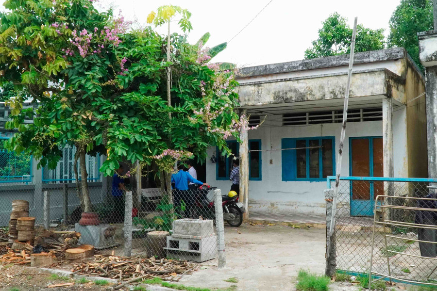 Ngôi nhà tập thể hiện có gần 10 thầy cô giáo nhà xa ở lại để dạy học. Ngôi nhà tập thể hiện có gần 10 thầy cô giáo nhà xa ở lại để dạy học.