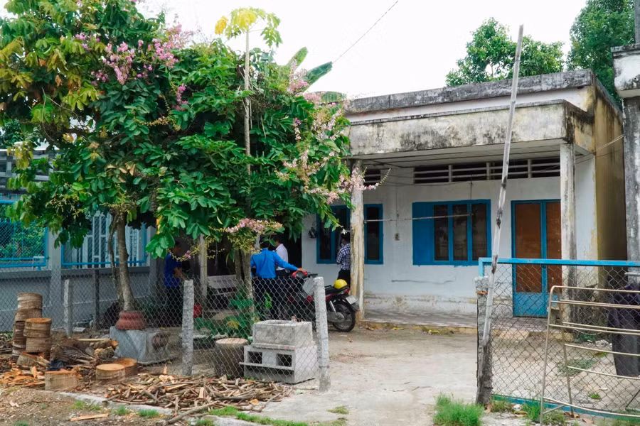 Ngôi nhà tập thể hiện có gần 10 thầy cô giáo nhà xa ở lại để dạy học.