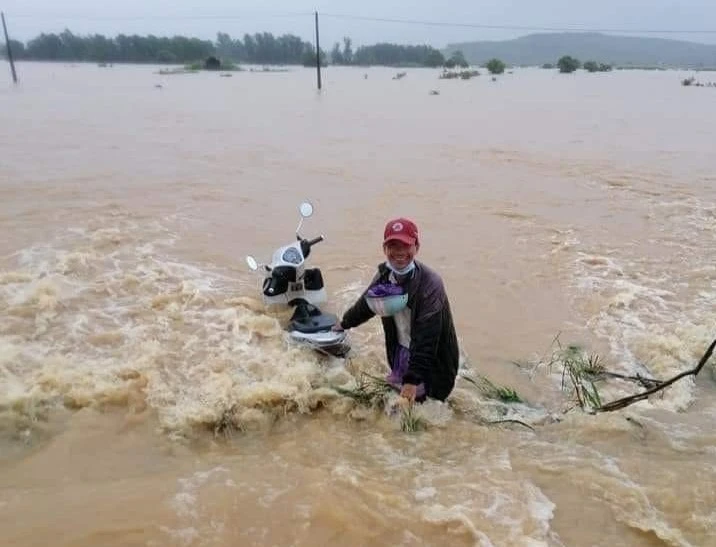 Hai thanh niên dũng cảm lao mình xuống dòng lũ cứu người.