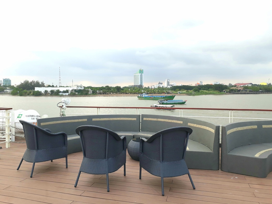 Khu vực ghế ngồi êm ái trên boong du thuyền.