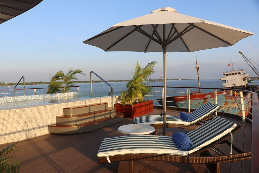 khu vực boong tắm nắng.