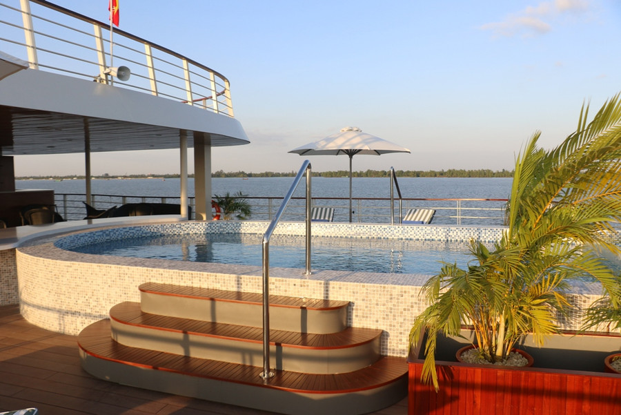 Bể bơi sang trọng.