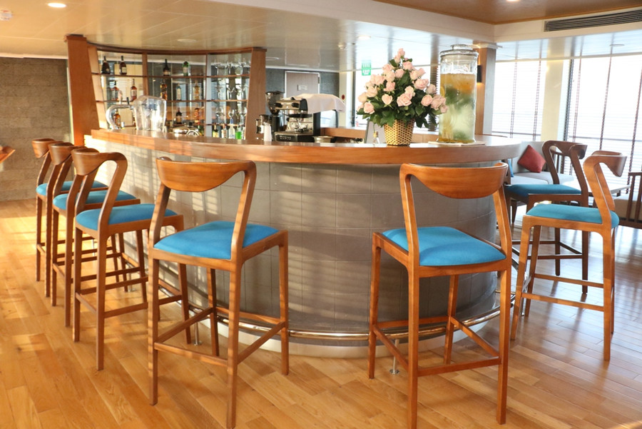 Quầy bar được thiết kế sang trọng trên du thuyền.