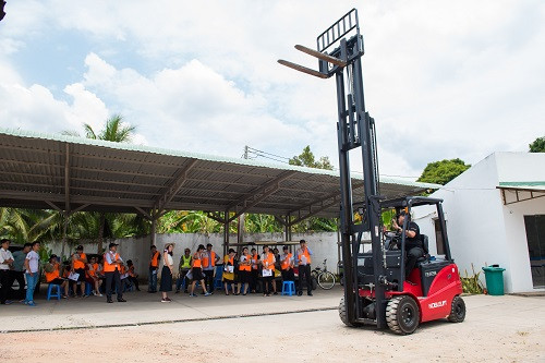 Các học viên thực hành lái xe nâng hàng
