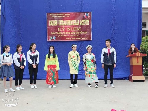 Tiết mục văn nghệ bằng tiếng Anh do các em HS khối 6 biểu diễn