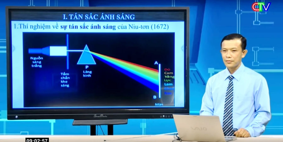 Giáo viên Cà Mau dạy học qua truyền hình trong thời gian nghỉ phòng dịch năm 2020.