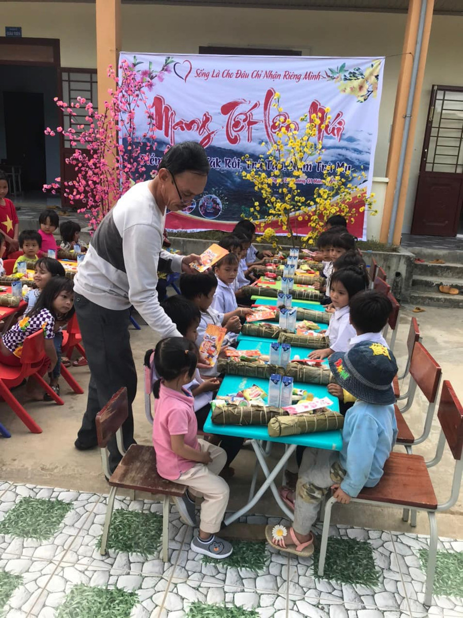 Học sinh điểm trường Tắk Rối liên hoan cuối năm trong chương trình Đưa Tết lên núi do CLB Bạn thương nhau hỗ trợ kinh phí tổ chức. Học sinh điểm trường Tắk Rối liên hoan cuối năm trong chương trình Đưa Tết lên núi do CLB Bạn thương nhau hỗ trợ kinh phí tổ chức.