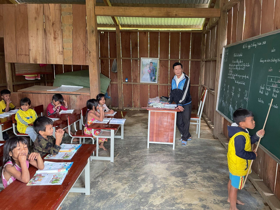 Thầy - trò học sinh điểm trường Tắk Rối phải mượn nhà dân để dạy học trong năm học 2020 - 2021 sau khi trường bị sập do bão số 9. Thầy - trò học sinh điểm trường Tắk Rối phải mượn nhà dân để dạy học trong năm học 2020 - 2021 sau khi trường bị sập do bão số 9.