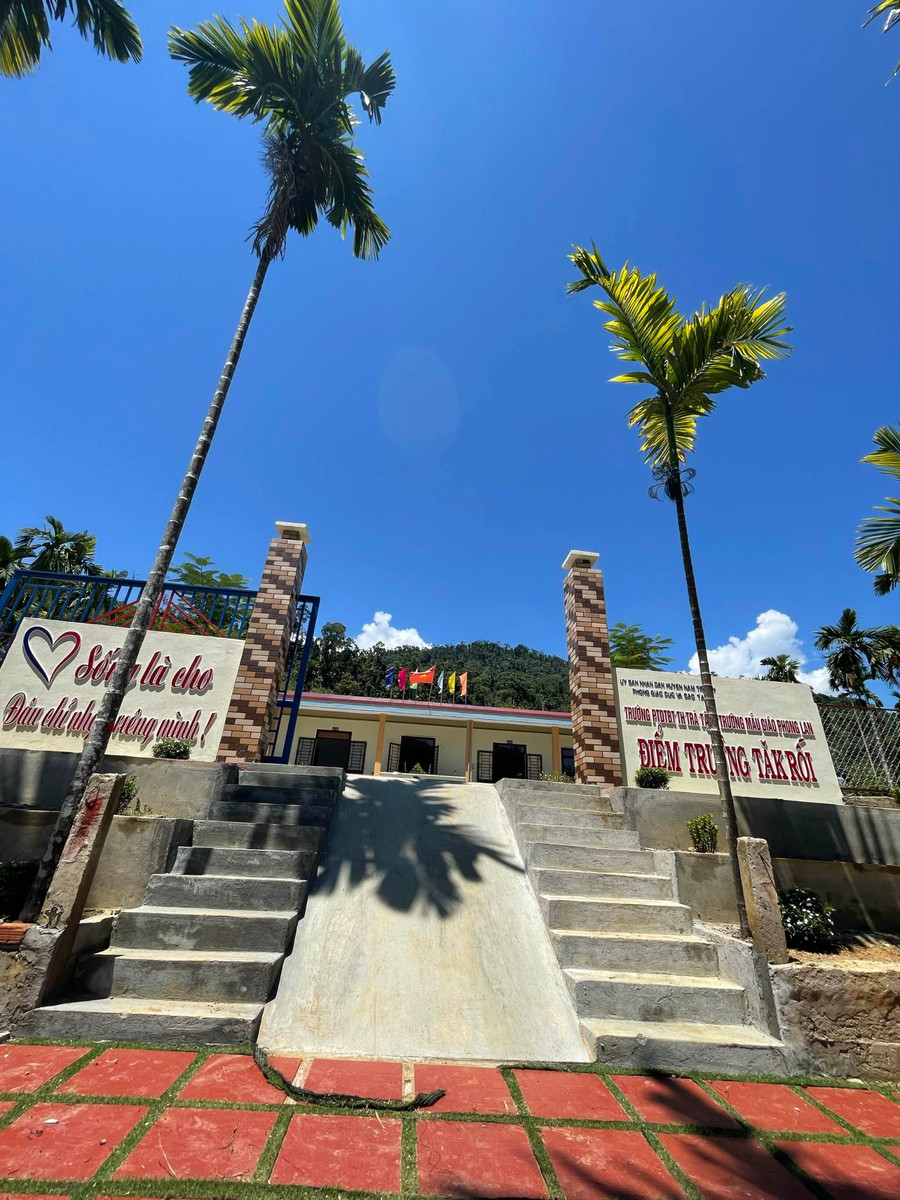 "Sống là cho, đâu chỉ nhận riêng mình" như là lời nhắc nhở mỗi thầy, cô giáo cùng chia sẻ khó khăn để cải thiện và nâng cao chất lượng giáo dục vùng khó. "Sống là cho, đâu chỉ nhận riêng mình" như là lời nhắc nhở mỗi thầy, cô giáo cùng chia sẻ khó khăn để cải thiện và nâng cao chất lượng giáo dục vùng khó.