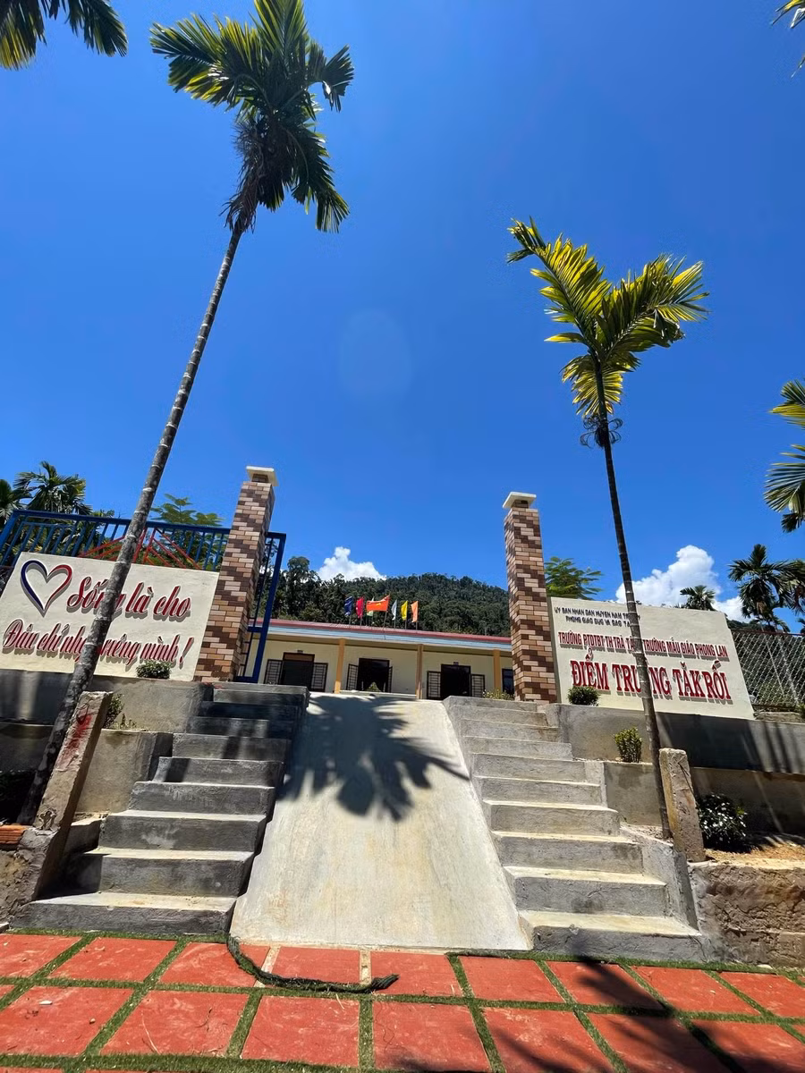 "Sống là cho, đâu chỉ nhận riêng mình" như là lời nhắc nhở mỗi thầy, cô giáo cùng chia sẻ khó khăn để cải thiện và nâng cao chất lượng giáo dục vùng khó.