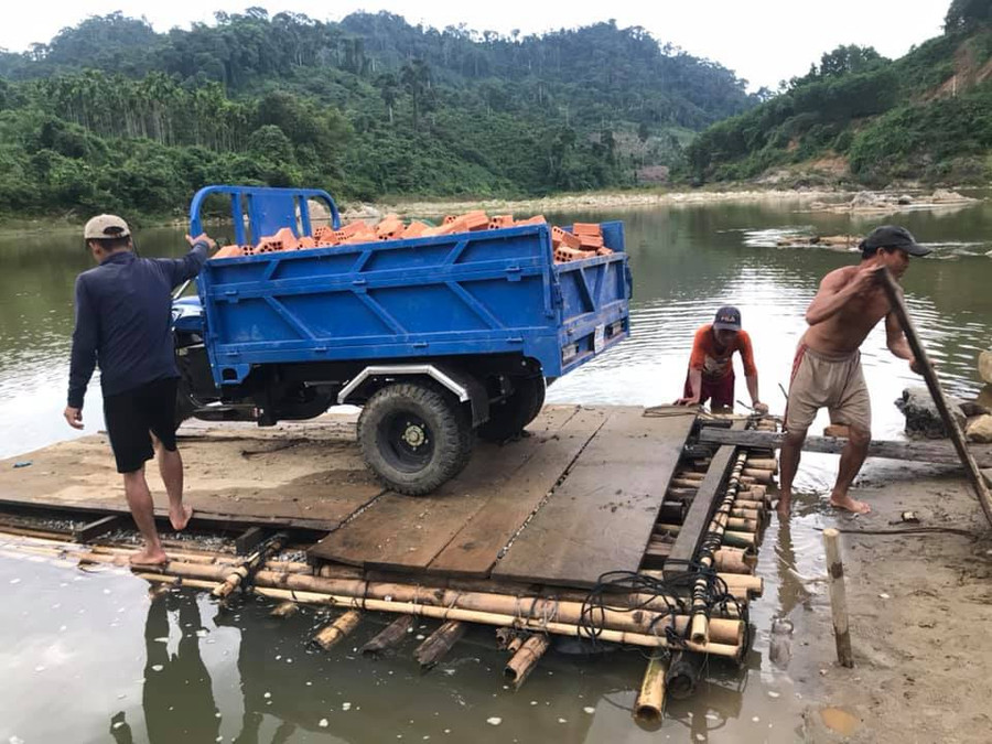 Chiếc bè gỗ được kết từ 8 thùng phuy nhựa dùng để chở vật liệu vượt sông Tranh xây dựng điểm trường Tắk Rối. Chiếc bè gỗ được kết từ 8 thùng phuy nhựa dùng để chở vật liệu vượt sông Tranh xây dựng điểm trường Tắk Rối.