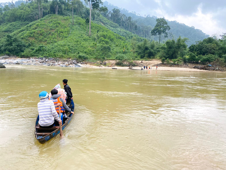 Thuyền nhôm vượt sông Tranh vào Tắk Rối những ngày thời tiết đẹp. Thuyền nhôm vượt sông Tranh vào Tắk Rối những ngày thời tiết đẹp.