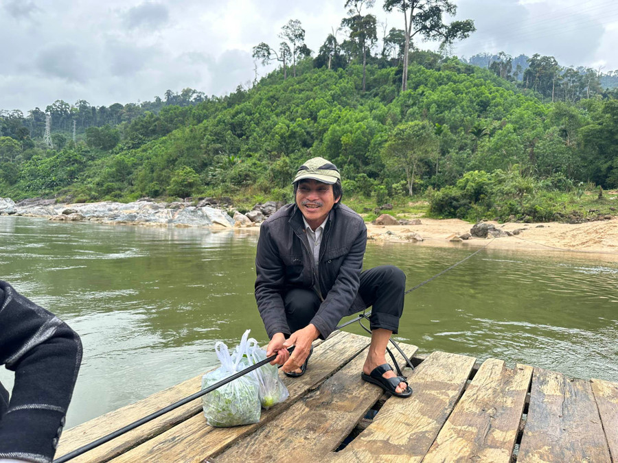 Thầy Nguyễn Văn Hối di chuyển bằng bè phao qua sông Tranh để vào điểm trường Tắk Rối. Thầy Nguyễn Văn Hối di chuyển bằng bè phao qua sông Tranh để vào điểm trường Tắk Rối.