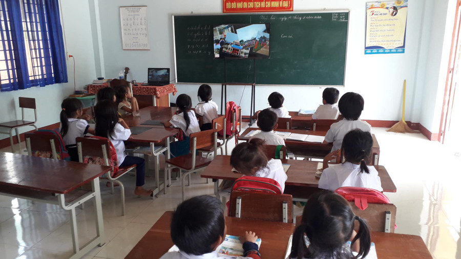 Phòng học tại Tắk Rối được trang bị ti vi thông minh để có thể kết nối học tập đa phương tiện. Phòng học tại Tắk Rối được trang bị ti vi thông minh để có thể kết nối học tập đa phương tiện.