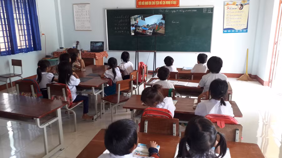 Điểm trường Tắk Rối được tặng ti vi thông minh trang bị tại phòng học, đáp ứng điều kiện dạy học của Chương trình GDPT 2018.