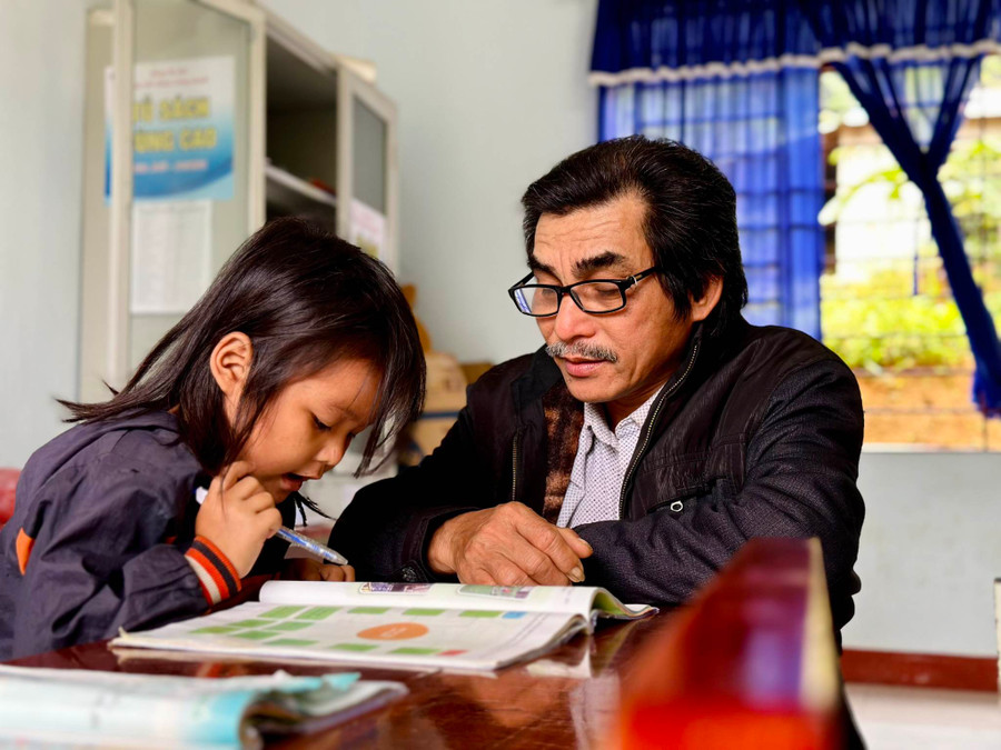 Thầy Nguyễn Văn Hối phụ đạo thêm cho học sinh ngoài giờ học chính khóa. Thầy Nguyễn Văn Hối phụ đạo thêm cho học sinh ngoài giờ học chính khóa.