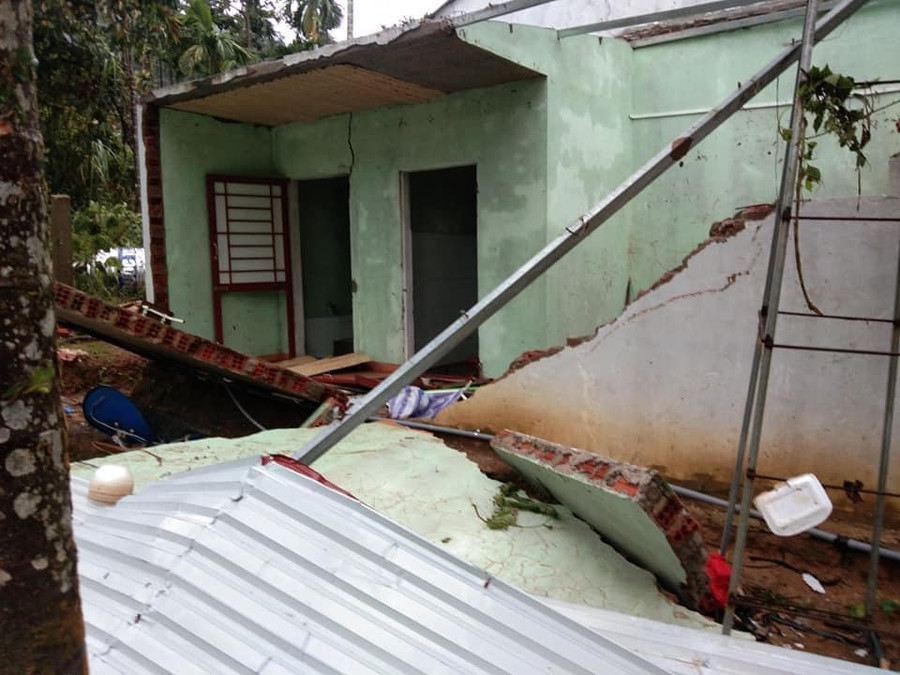 Điểm trường Tắk Rối được xây dựng từ nguồn vận động của CLB Bạn thương nhau bị sập trong cơn bão số 9 năm 2020. Điểm trường Tắk Rối được xây dựng từ nguồn vận động của CLB Bạn thương nhau bị sập trong cơn bão số 9 năm 2020.