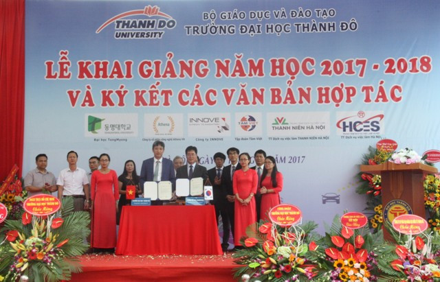 TS Ngô Xuân Hà - HIệu trưởng Trường ĐH Thành Đô và ông Jung Hong Sub - Hiệu trưởng Trường ĐH Tongmyong Hàn Quốc thay mặt ky kết văn bản hợp tác tại lễ khai giảng