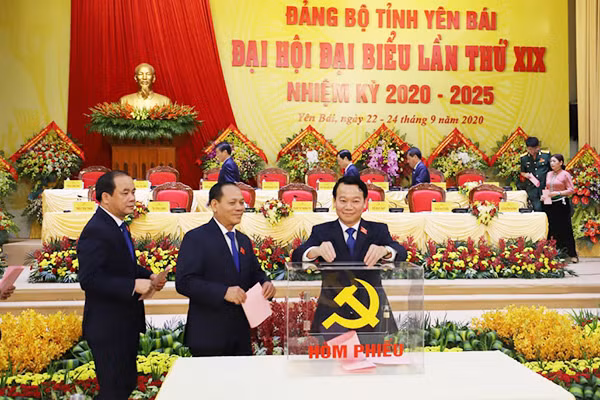 Chủ tịch tỉnh Yên Bái Đỗ Đức Duy bỏ phiếu bầu tại Đại hội.