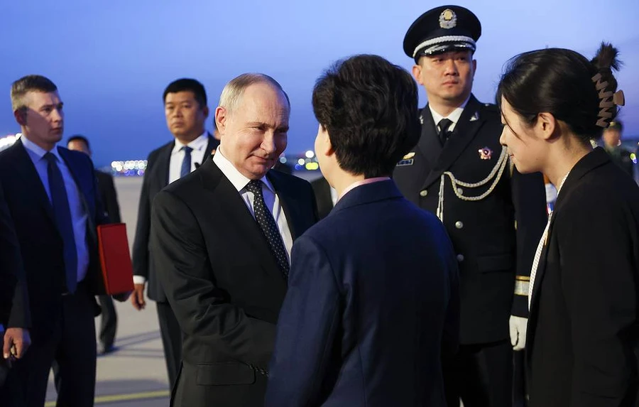 Tổng thống Nga Vladimir Putin và Ủy viên Quốc vụ Trung Quốc Shen Yiqin