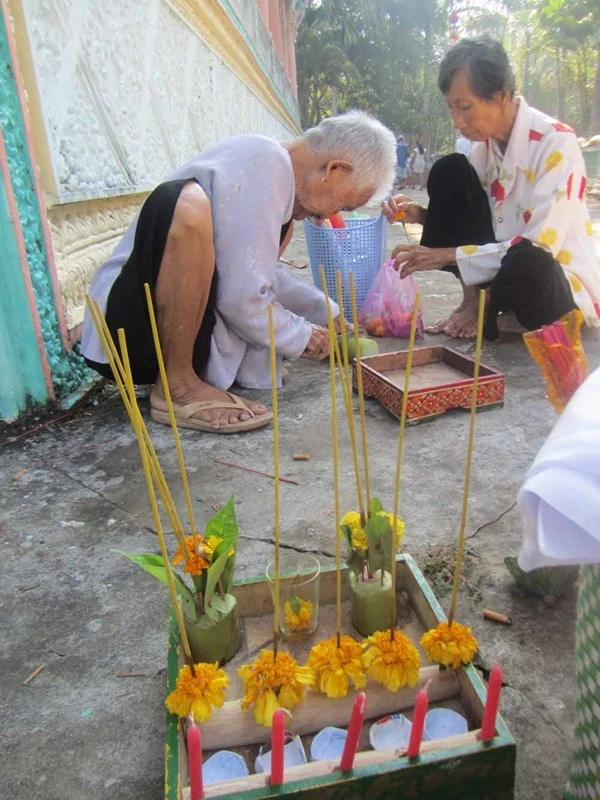 Chuẩn bị mâm cúng.