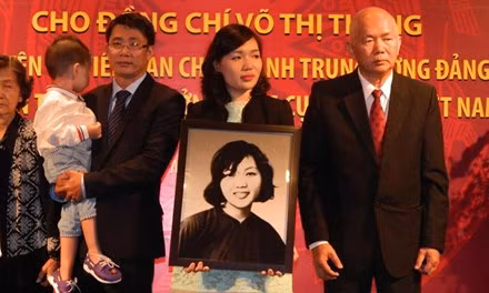 Gia đình bà Võ Thị Thắng tại buổi lễ.