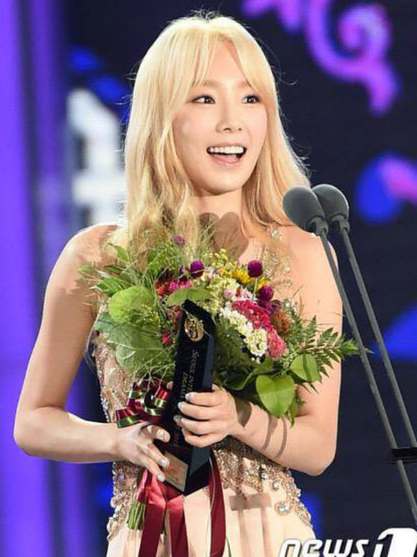 Taeyeon SNSD đẹp như nữ thần lên nhận giải thưởng lớn