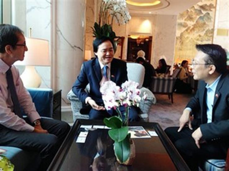 Bộ trưởng Phùng Xuân Nhạ trao đổi với ông Benedict Cheong, Giám đốc của Quỹ Temasek và TS. GOH Chor Boon Bộ trưởng Phùng Xuân Nhạ trao đổi với ông Benedict Cheong, Giám đốc của Quỹ Temasek và TS. GOH Chor Boon