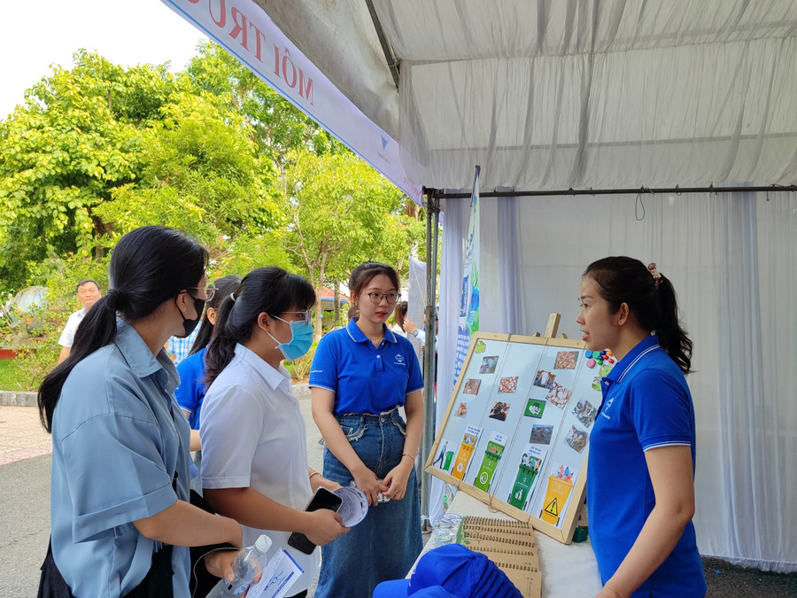 Ngày hội việc làm Trường ĐH Đồng Tháp kết nối sinh viên với các công ty, doanh nghiệp. Ngày hội việc làm Trường ĐH Đồng Tháp kết nối sinh viên với các công ty, doanh nghiệp.