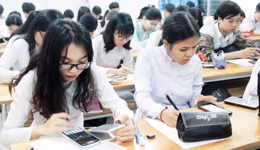 Học sinh làm quen với học và thi trên điện thoại tại TPHCM. Ảnh: Phan Nga