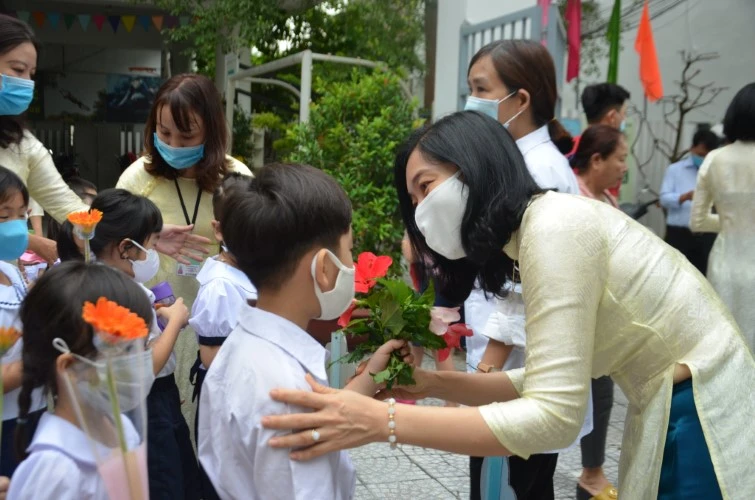 Hiệu trưởng Trường Tiểu học Lê Lai căn dặn và động viên HS lớp Một trong ngày đầu đến trường. 