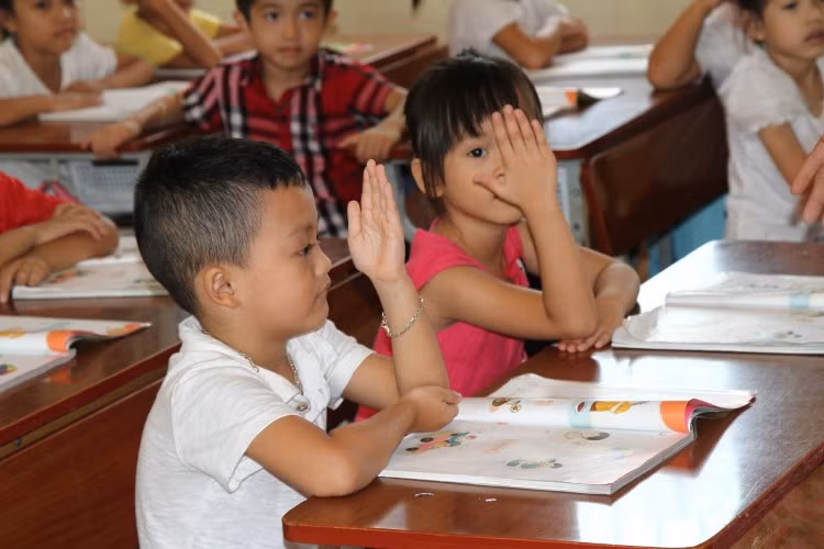 Học sinh lớp 1 C Trường Tiểu học Kiến Quốc hào hứng với giờ học môn Toán.