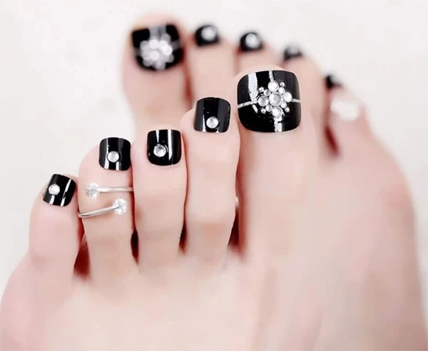 Mẫu nail chân đính đá.