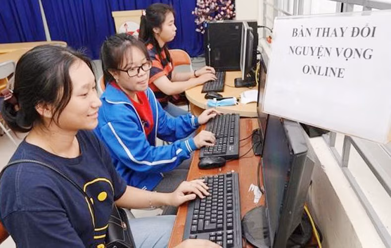 Hình thức thay đổi nguyện vọng trực tuyến được các trường phổ thông hỗ trợ thí sinh. Ảnh: IT