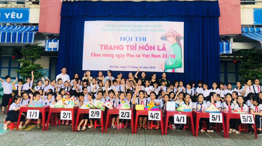 Cô và trò cùng lưu lại khoảnh khắc đẹp của hội thi