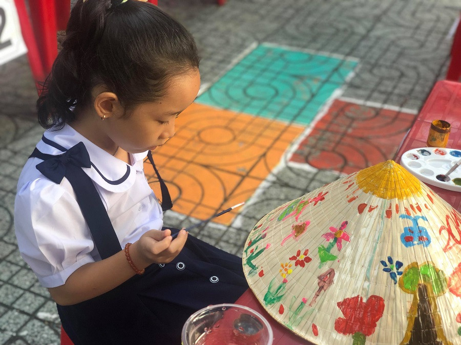 Chăm chú vào tác phẩm của lớp