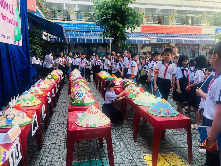 Giáo viên sẽ chấm điểm những chiếc nón và khen thưởng cho các lớp