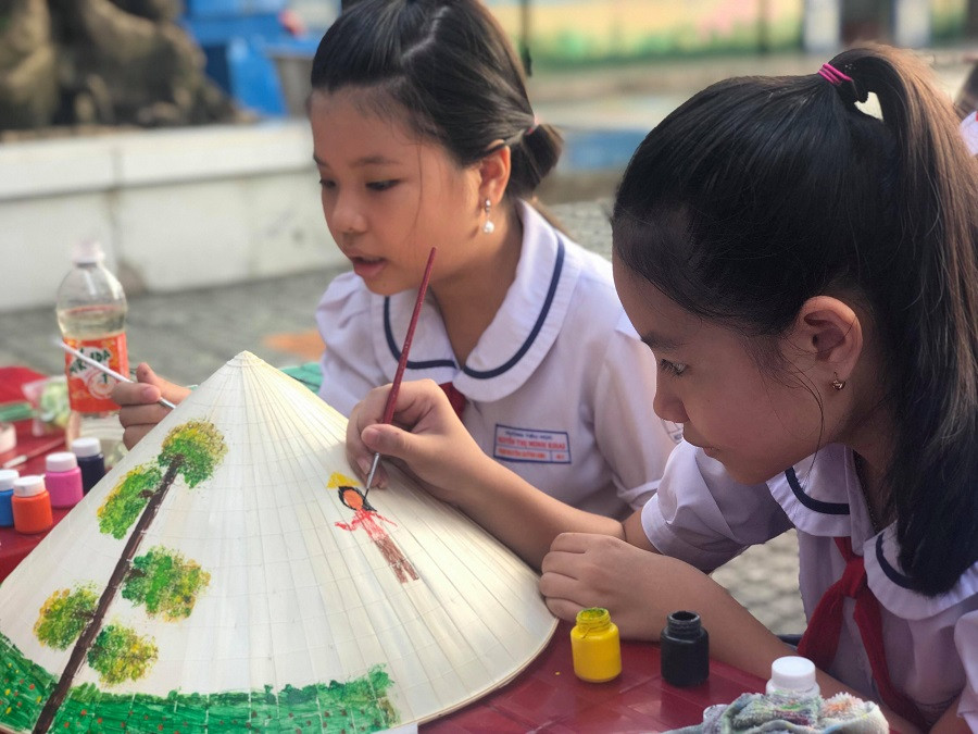 Các em thỏa thích sáng tạo với chiếc nón lá
