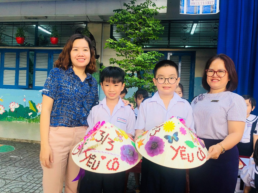 Học sinh lớp 3/3 tặng nón cho ban giám hiệu nhà trường