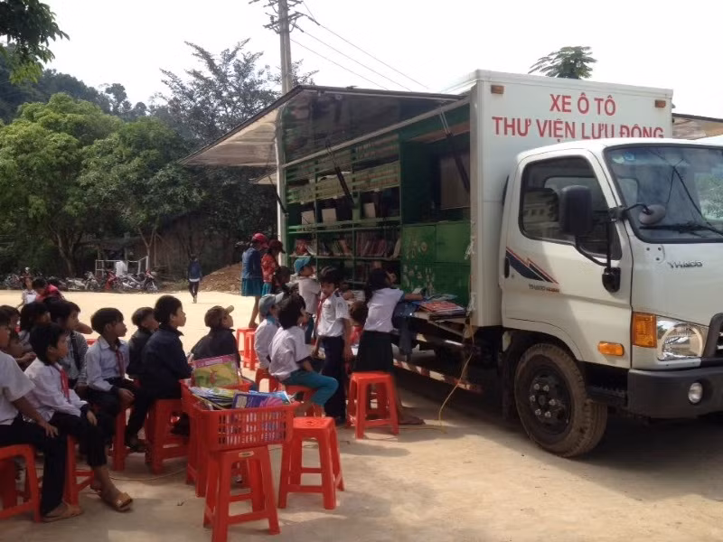 Học sinh vùng núi cao Nam Trà My háo hức tìm sách đọc với xe sách lưu động.