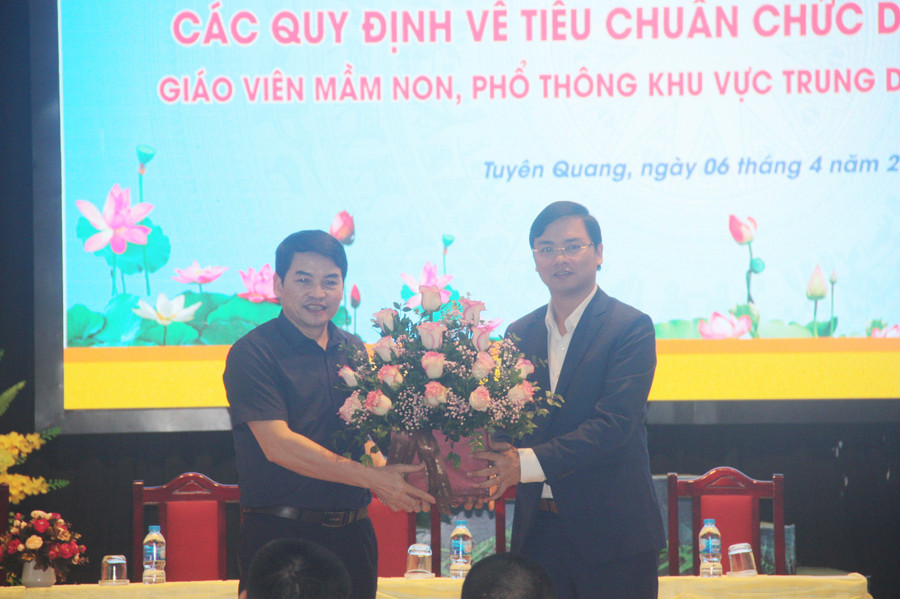 Cũng tại hội thảo, ông Phạm Tuấn Anh – Phó Cục trưởng Cục Nhà giáo và CBQL giáo dục đã tặng hoa chúc mừng tân Giám đốc Sở GD&ĐT Tuyên Quang, ông Vũ Đình Hưng